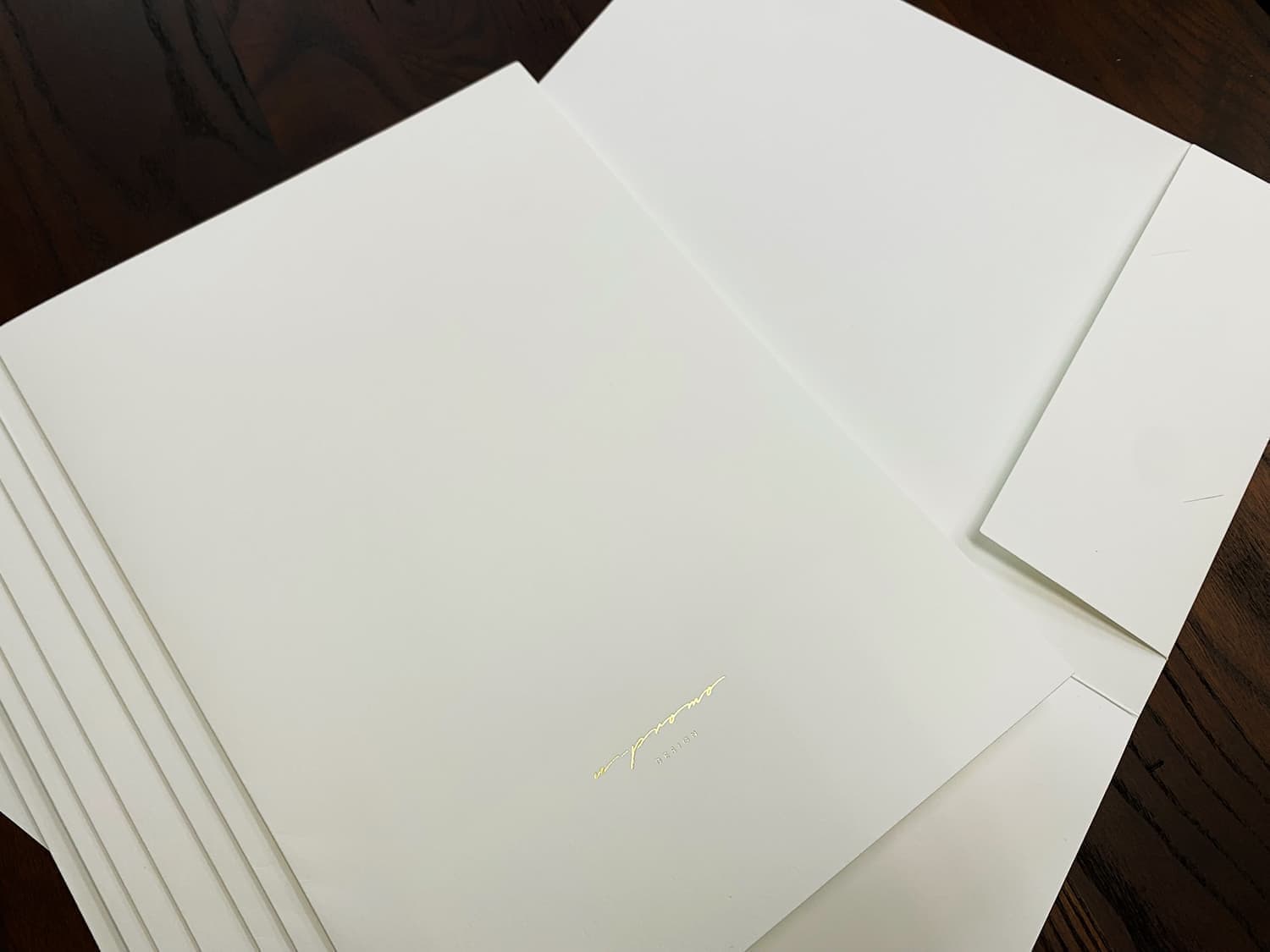 デザイン事務所の箔押しポケットホルダー