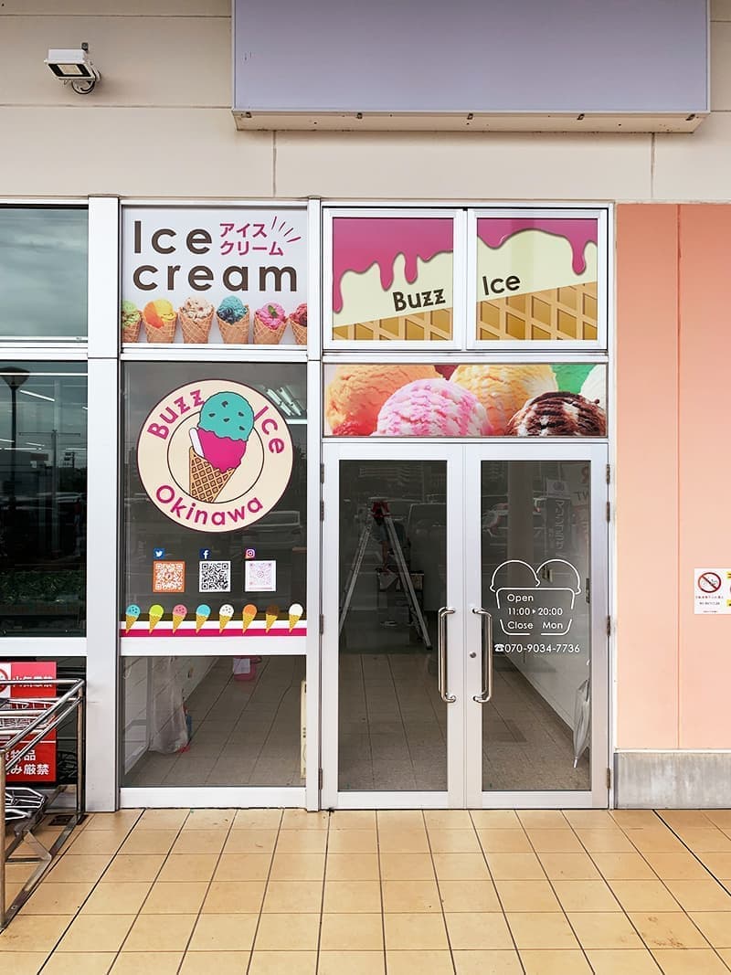 アイスクリーム店のウィンドウサインデザイン