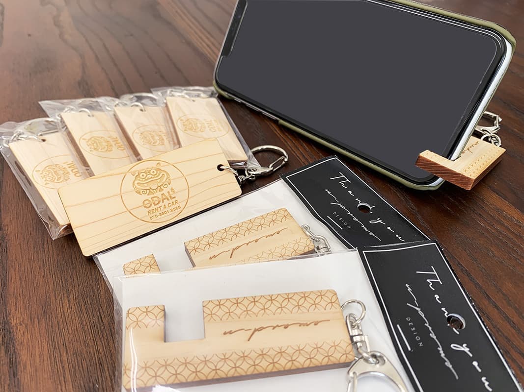 スマホスタンドキーホルダーデザイン