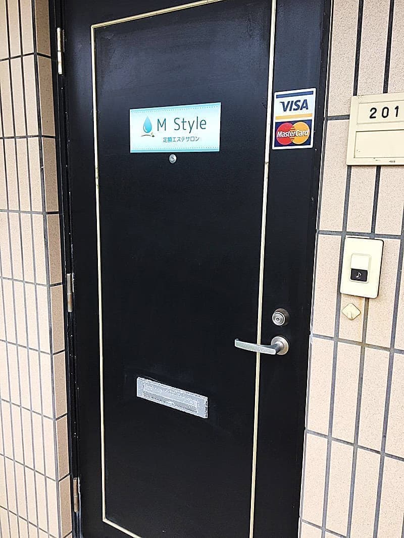 エステサロンの店頭ステッカーデザイン