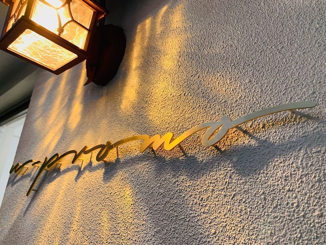 真鍮切り文字浮かし看板斜め