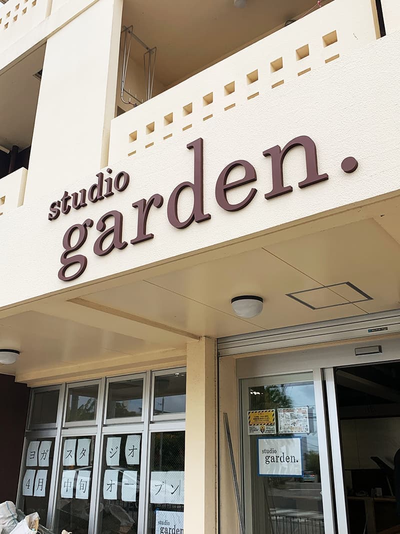 ヨガスタジオ・教室の浮き文字看板デザイン