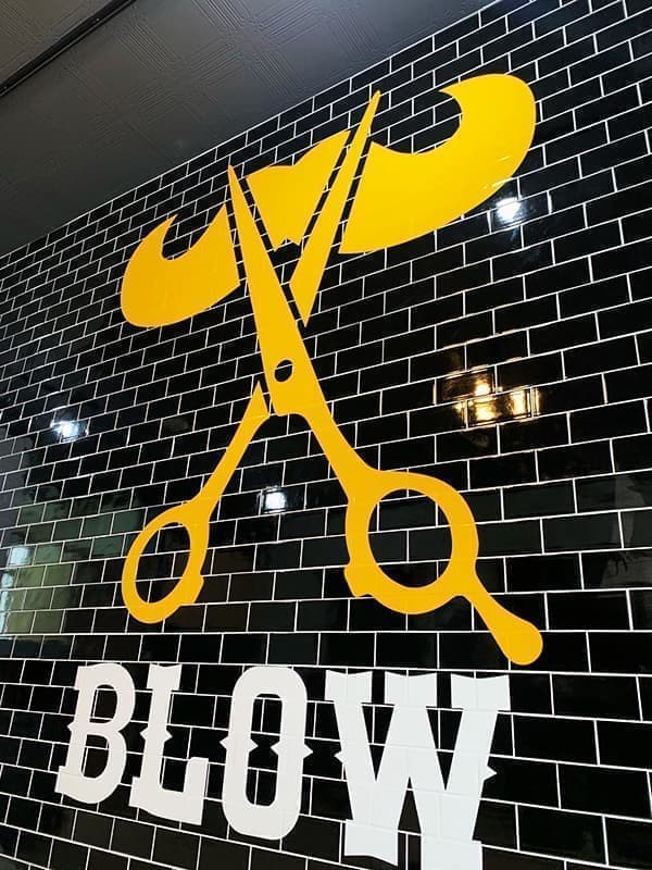 散髪屋の店内壁面ステッカーデザイン