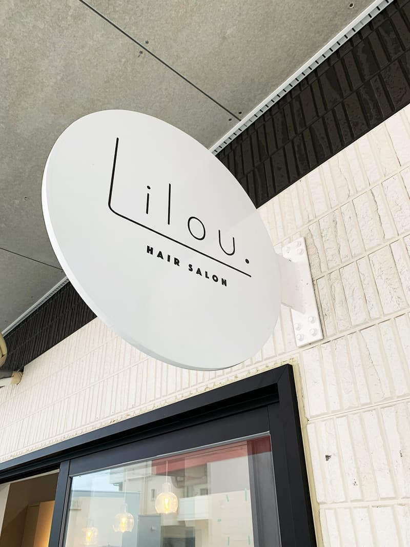 ヘアサロンの袖看板デザイン