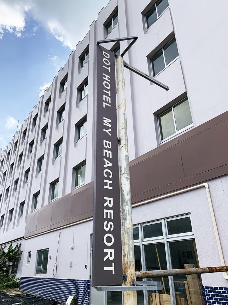 リゾートホテルの袖看板シート貼替えデザイン