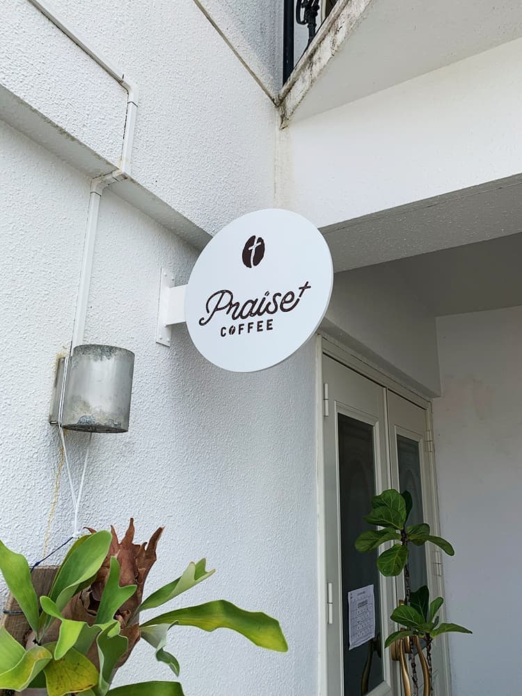 カフェの突き出し看板デザイン