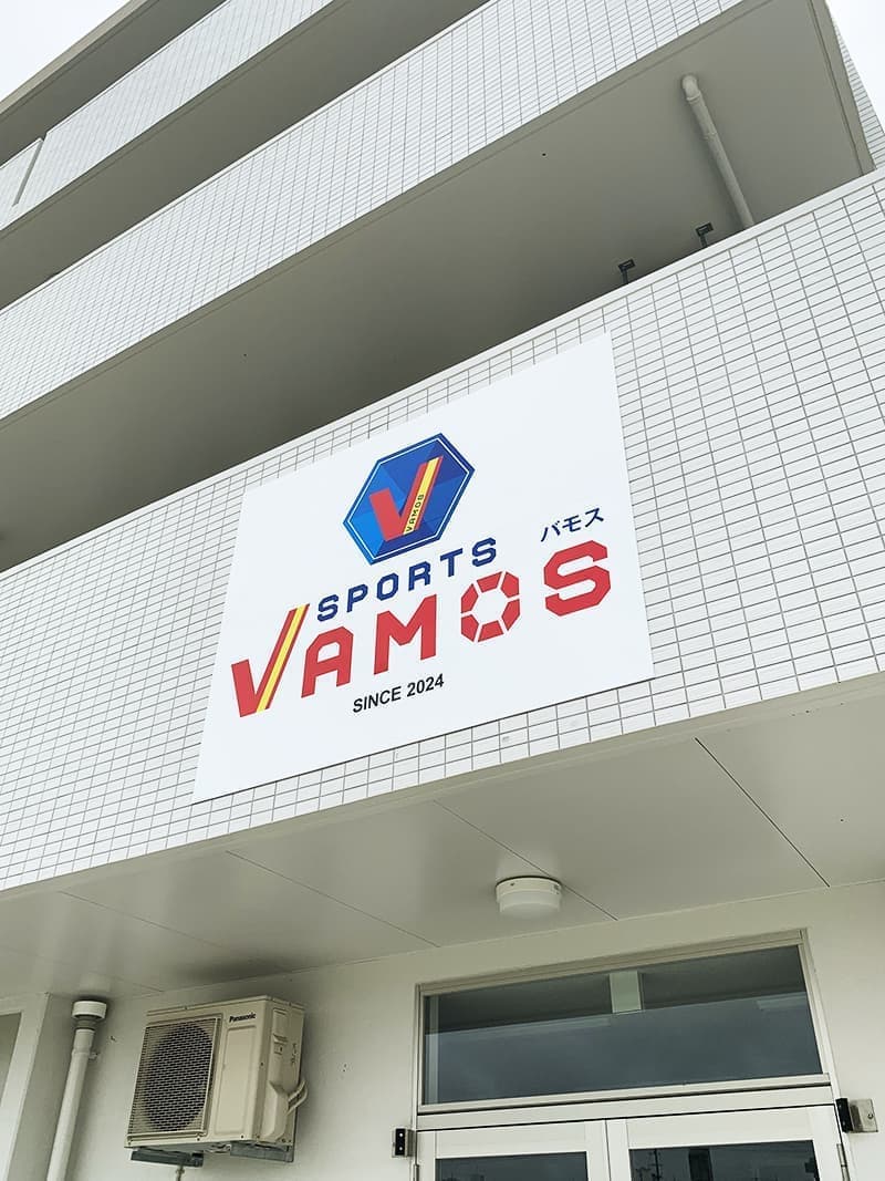 スポーツショップの入口パネル看板デザイン