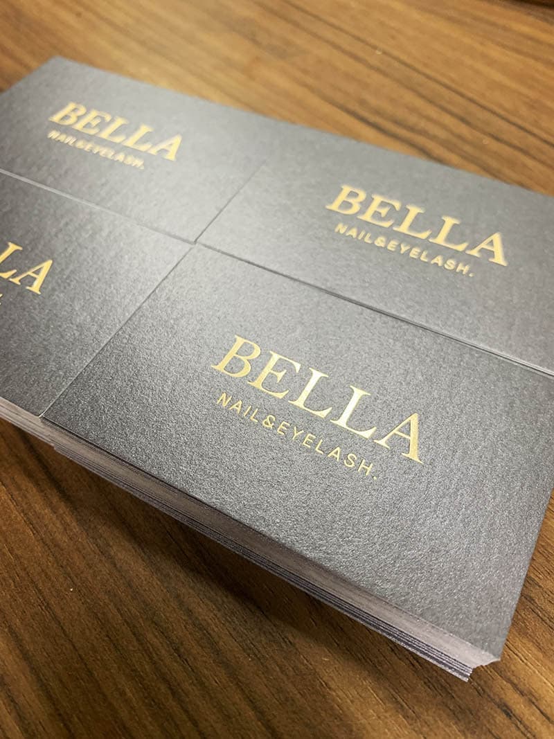 ネイル・アイラッシュサロンのゴールド箔押し名刺デザイン