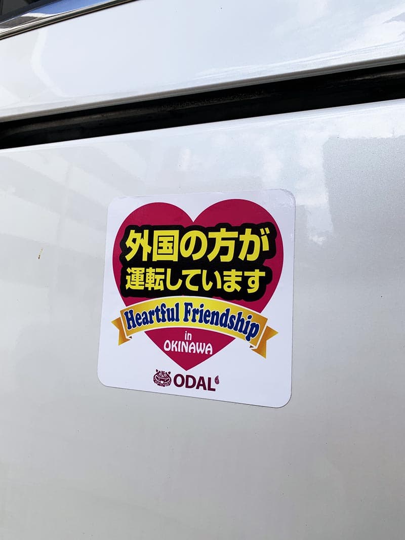 レンタカー会社の再剥離シールデザイン