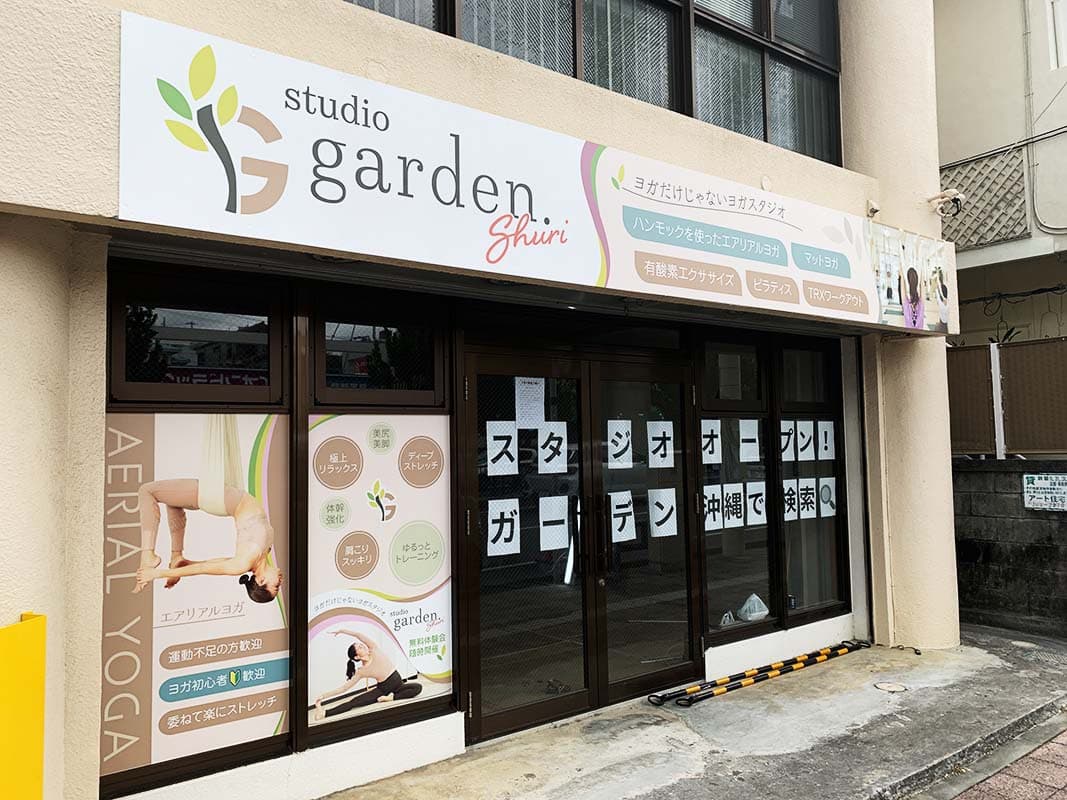 ヨガスタジオのパネル看板デザイン