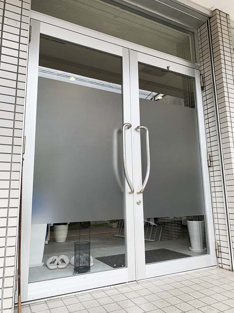 エステサロンのすりガラスシート施工