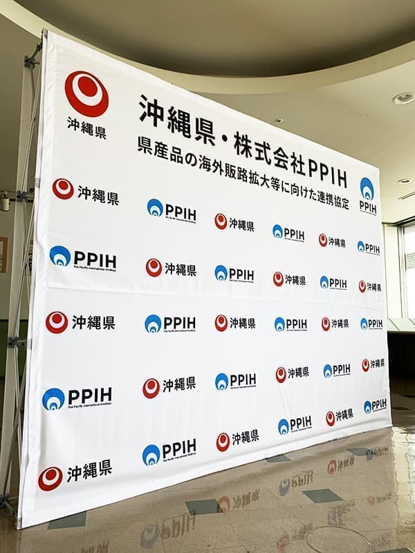 インタビューバックボード幕デザイン