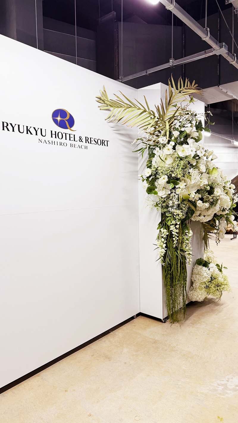 リゾートホテルのバックパネルボックス看板装飾後